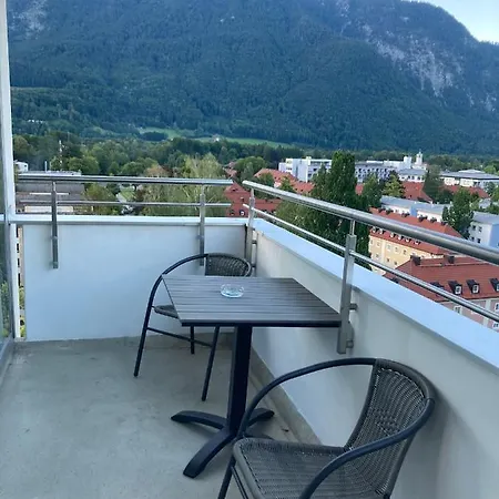 Alpen-/stadtpanorama